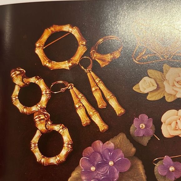 Avon Vintage 1972 Bamboo Magic Pin Brooch book piece gold tone - Picture 4 of 4